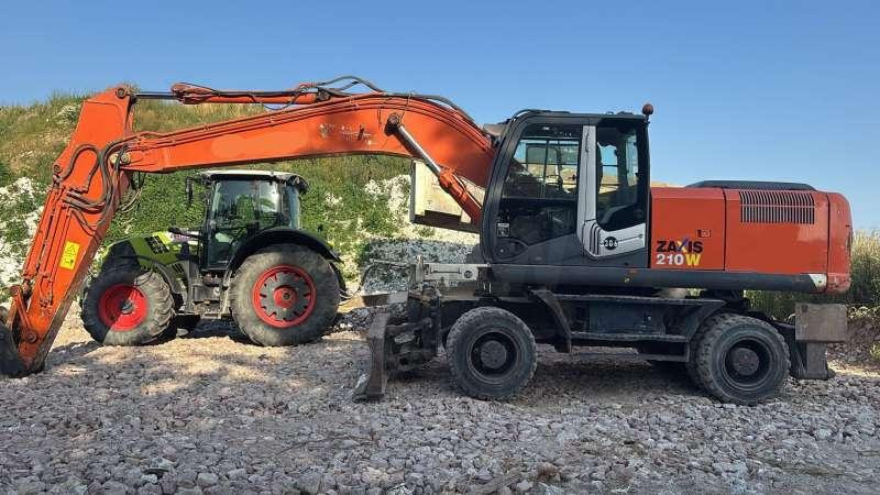 Hitachi Pelle Sur Pneus Hitachi ZX 210 W-3 - Riteņu ekskavators: foto 1 Hitachi Pelle Sur Pneus Hitachi ZX 210 W-3 - Riteņu ekskavators: foto 1