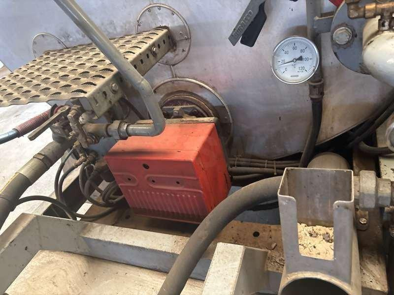 Mercedes 410 A EMULSION + TREMI GRAVILLON - Gudronators: foto 5 Mercedes 410 A EMULSION + TREMI GRAVILLON - Gudronators: foto 5