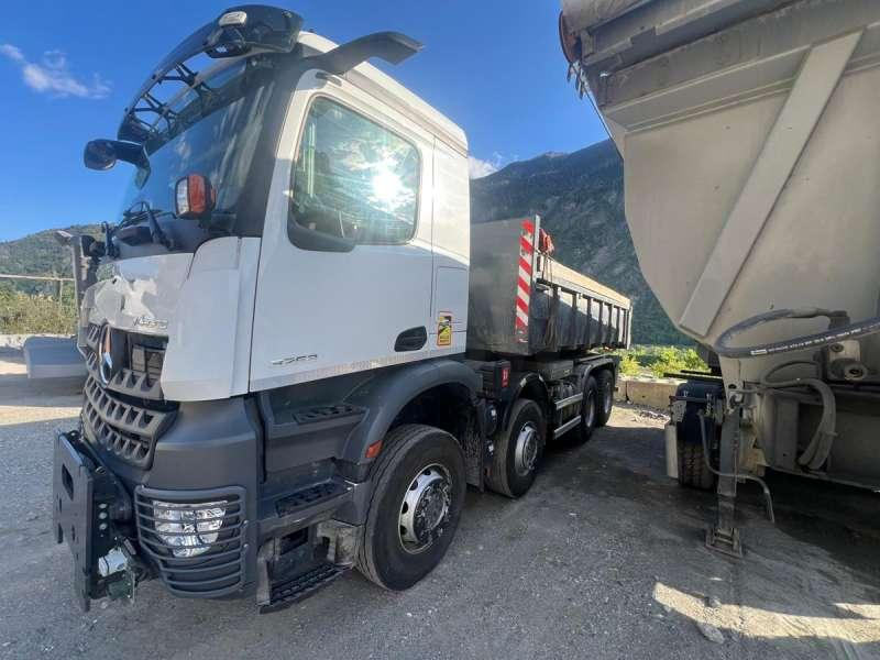 Mercedes AROCS 3253 8X4 - Kravas automašīna pašizgāzējs: foto 2 Mercedes AROCS 3253 8X4 - Kravas automašīna pašizgāzējs: foto 2