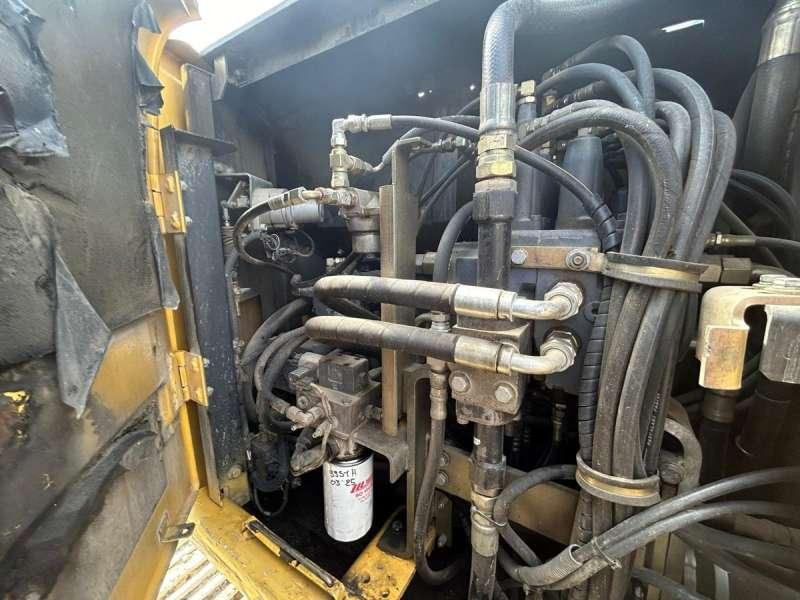 Kāpurķēžu ekskavators New Holland E145: foto 18