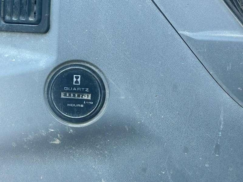 Kāpurķēžu ekskavators New Holland E145: foto 24
