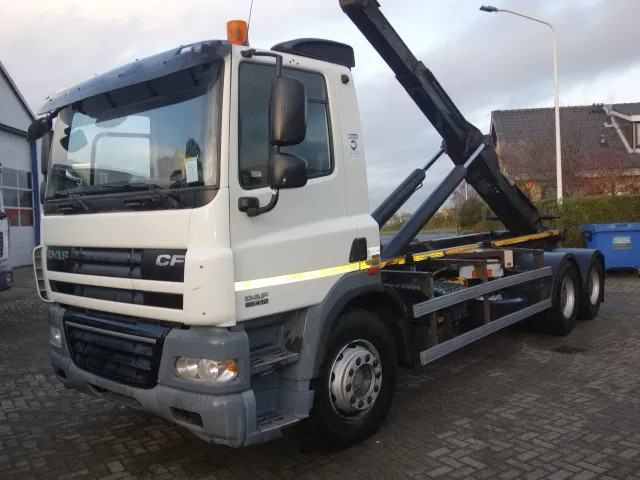DAF 85.410 CF 6X4 SLEEL SPRINGS MANUAL GEARBOX - Pacēlājs ar āķi: foto 1 DAF 85.410 CF 6X4 SLEEL SPRINGS MANUAL GEARBOX - Pacēlājs ar āķi: foto 1