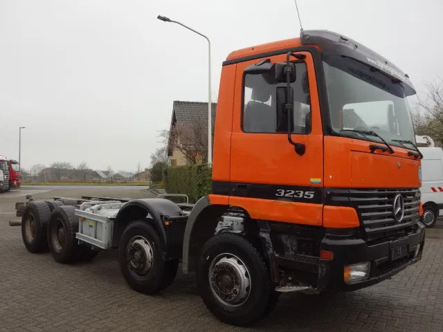 Mercedes-Benz Actros 3235 8x4 steelsprings,manual gearbox - Šasija kravas automašīna: foto 1 Mercedes-Benz Actros 3235 8x4 steelsprings,manual gearbox - Šasija kravas automašīna: foto 1