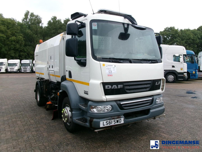 DAF LF 55.220 4x2 Scarab sweeper - Ielu tīrīšanas mašīna: foto 2 DAF LF 55.220 4x2 Scarab sweeper - Ielu tīrīšanas mašīna: foto 2