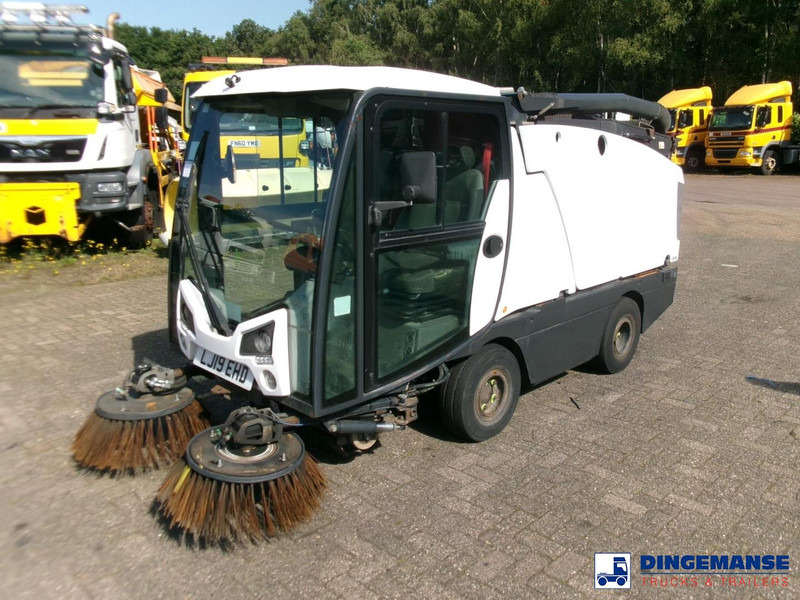 Johnston C202 compact street sweeper - Ielu tīrīšanas mašīna: foto 1 Johnston C202 compact street sweeper - Ielu tīrīšanas mašīna: foto 1