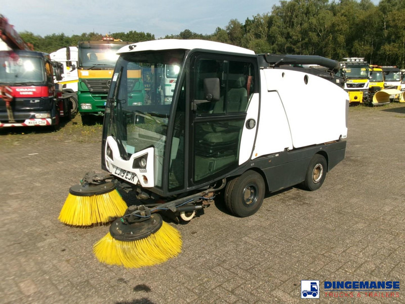 Johnston C202 compact street sweeper - Ielu tīrīšanas mašīna: foto 1 Johnston C202 compact street sweeper - Ielu tīrīšanas mašīna: foto 1