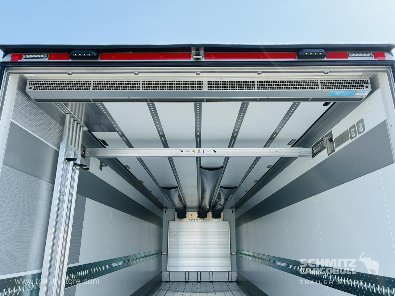 SCHMITZ Auflieger Tiefkühler Standard Taillift - Puspiekabe izotermiskais: foto 2 SCHMITZ Auflieger Tiefkühler Standard Taillift - Puspiekabe izotermiskais: foto 2