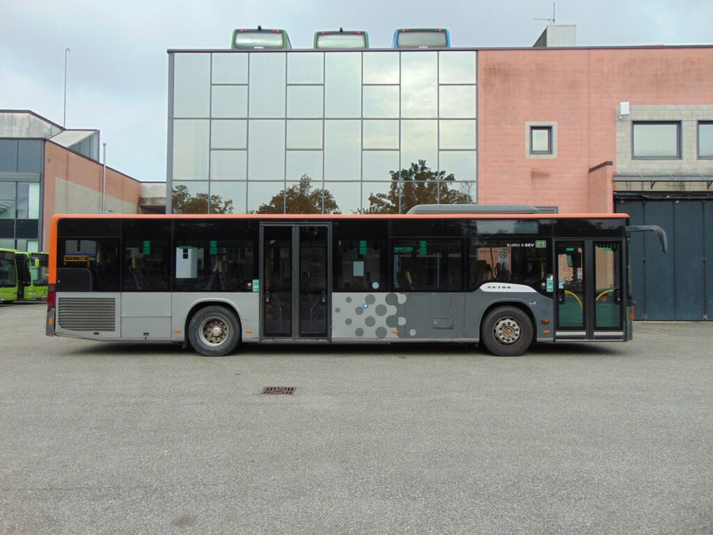 Piepilsētas autobuss N.3 SETRA S 415 NF – Anno 2008: foto 8 Piepilsētas autobuss N.3 SETRA S 415 NF – Anno 2008: foto 8