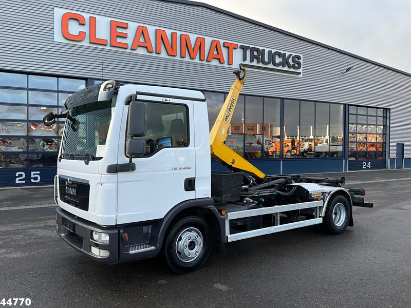 MAN TGL 12.250 Palfinger haakarmsysteem - Pacēlājs ar āķi: foto 1 MAN TGL 12.250 Palfinger haakarmsysteem - Pacēlājs ar āķi: foto 1