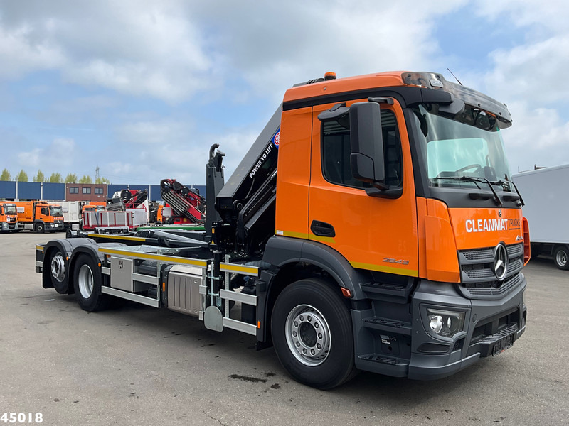 Jaunā Pacēlājs ar āķi, Kravas auto ar manipulatoru Mercedes-Benz Actros 2543 HMF 23 Tonmeter laadkraan: foto 6