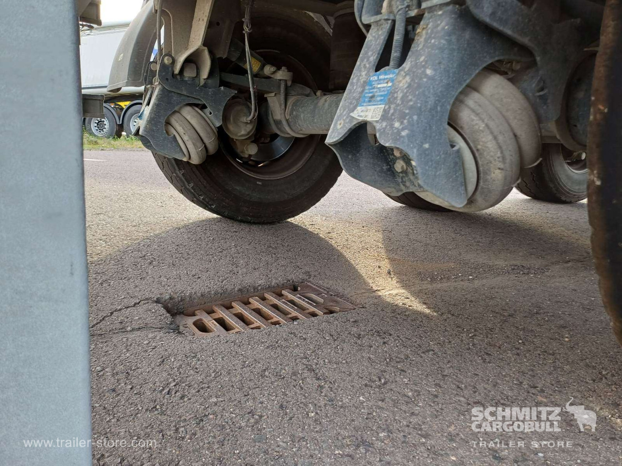 SCHMITZ Auflieger Kipper Stahlrundmulde 28m³ - Puspiekabe pašizgāzējs: foto 3 SCHMITZ Auflieger Kipper Stahlrundmulde 28m³ - Puspiekabe pašizgāzējs: foto 3