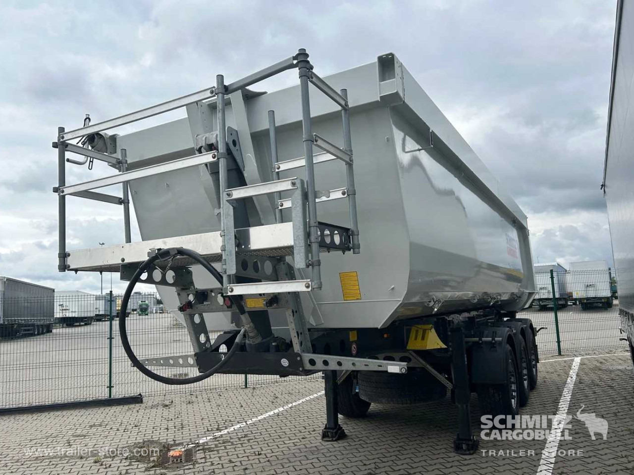 SCHMITZ Tipper steel-square sided body 28m³ - Puspiekabe pašizgāzējs: foto 1 SCHMITZ Tipper steel-square sided body 28m³ - Puspiekabe pašizgāzējs: foto 1