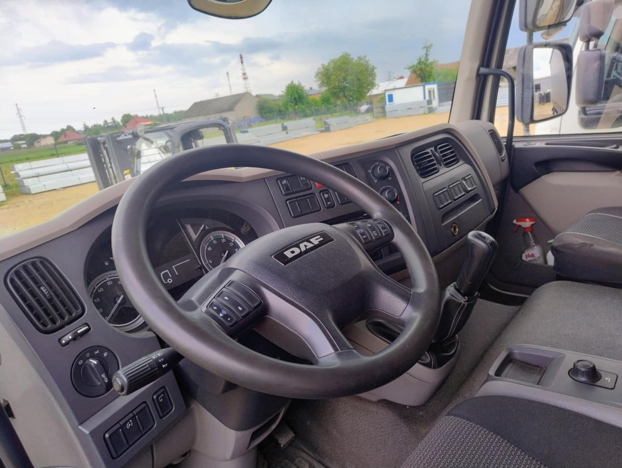 DAF LF 250 / Curtainsider 18 EPAL / sleeping cab - Kravas automašīna ar tentu: foto 5 DAF LF 250 / Curtainsider 18 EPAL / sleeping cab - Kravas automašīna ar tentu: foto 5