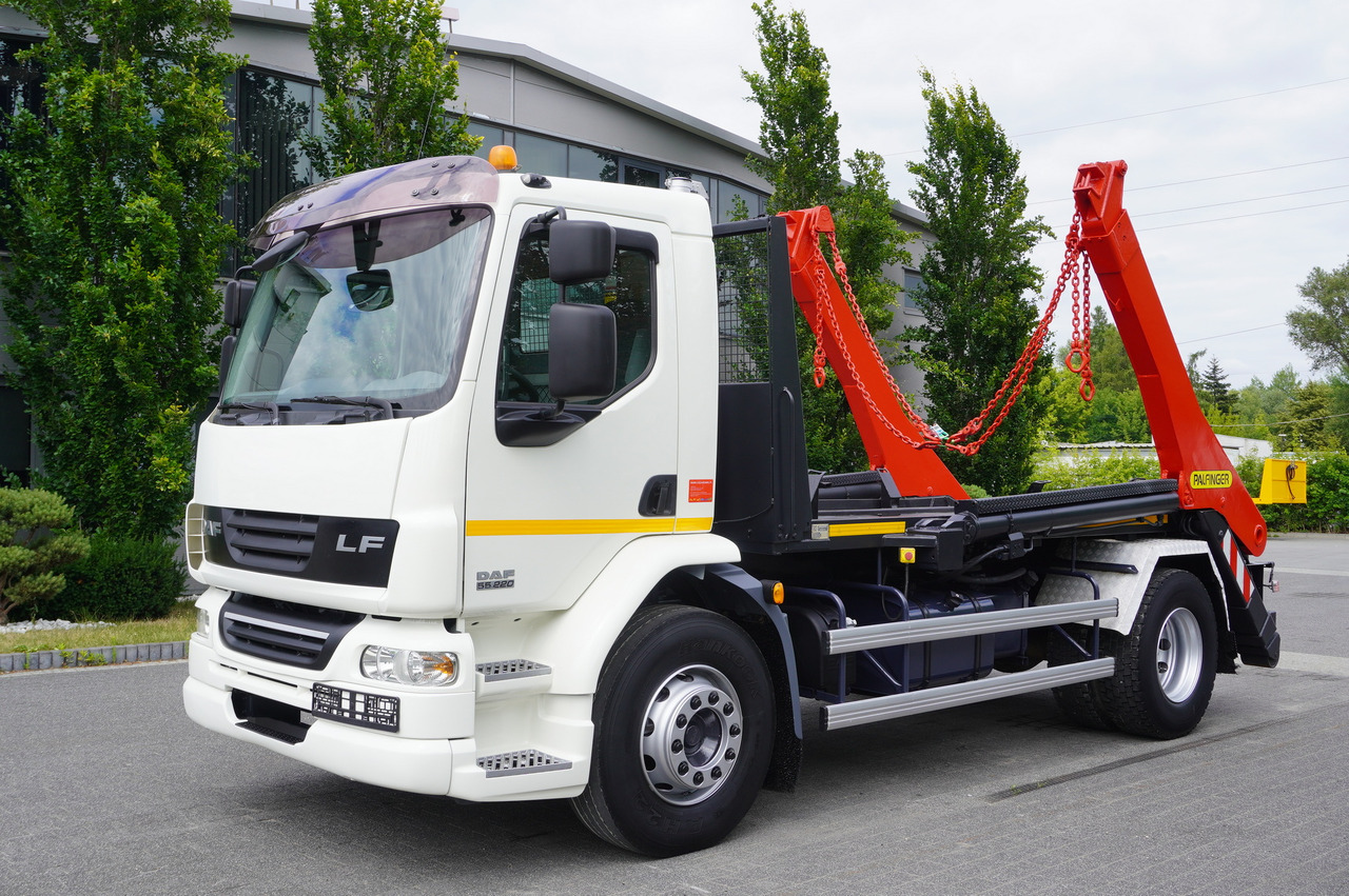 DAF LF 55.220 Skip loader GUIMA PALFINGER M14T - Būvgružu konteineru vedējs: foto 1 DAF LF 55.220 Skip loader GUIMA PALFINGER M14T - Būvgružu konteineru vedējs: foto 1