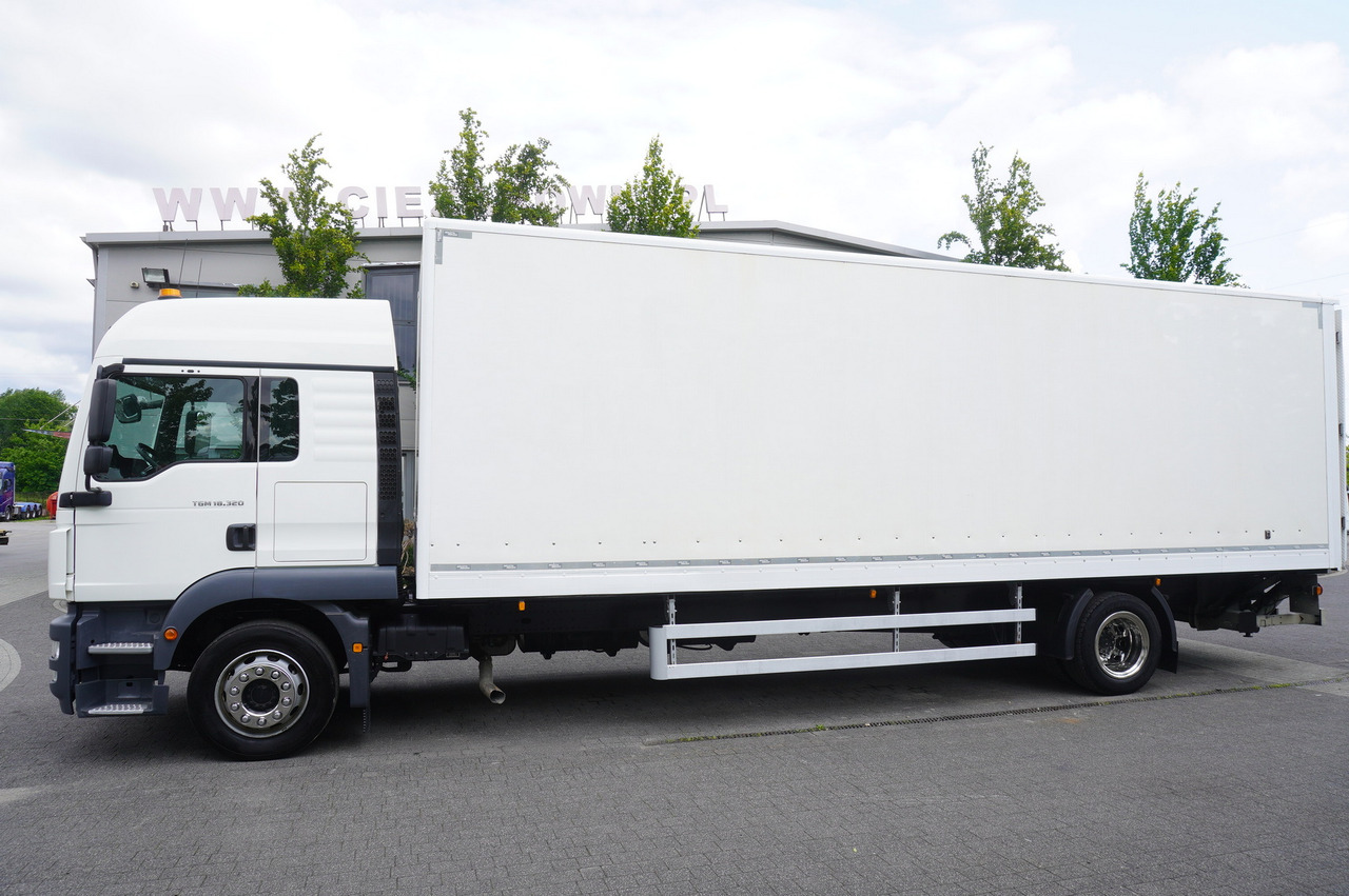 MAN TGM 18.320 / 21 EPAL box / 180 tho. km / Dhollandia 2500 kg / sleeping cab - Kravas automašīna ar slēgto virsbūvi: foto 5 MAN TGM 18.320 / 21 EPAL box / 180 tho. km / Dhollandia 2500 kg / sleeping cab - Kravas automašīna ar slēgto virsbūvi: foto 5