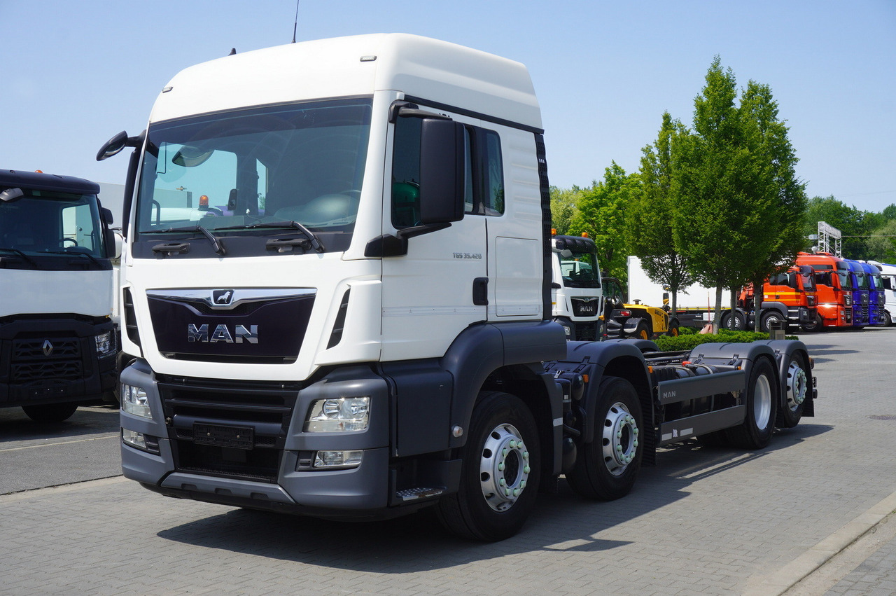 MAN TGS 35.420 8x2 / Chassis 6.4 m / 3 steered axles - Šasija kravas automašīna: foto 2 MAN TGS 35.420 8x2 / Chassis 6.4 m / 3 steered axles - Šasija kravas automašīna: foto 2
