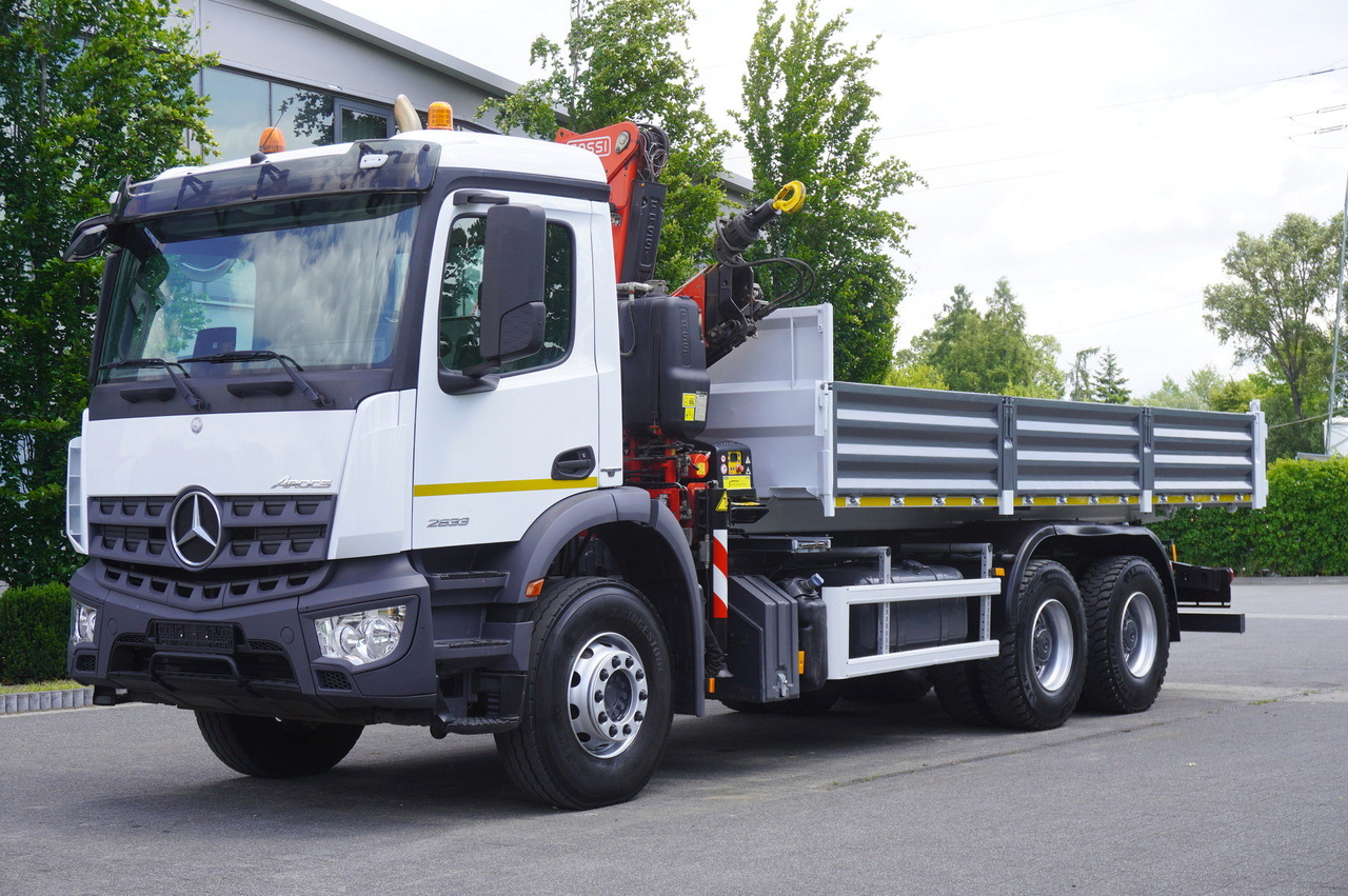 MERCEDES-BENZ AROCS 2633 6x4 / 5.5 T crane FASSI F135 / Tipper 15 EPAL - Bortu kravas automašīna/ Platforma, Kravas auto ar manipulatoru: foto 2 MERCEDES-BENZ AROCS 2633 6x4 / 5.5 T crane FASSI F135 / Tipper 15 EPAL - Bortu kravas automašīna/ Platforma, Kravas auto ar manipulatoru: foto 2