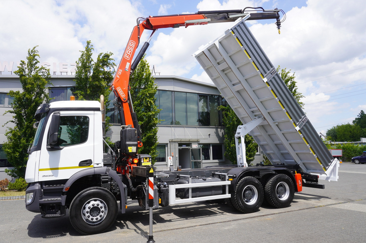 MERCEDES-BENZ AROCS 2633 6x4 / 5.5 T crane FASSI F135 / Tipper 15 EPAL - Bortu kravas automašīna/ Platforma, Kravas auto ar manipulatoru: foto 5 MERCEDES-BENZ AROCS 2633 6x4 / 5.5 T crane FASSI F135 / Tipper 15 EPAL - Bortu kravas automašīna/ Platforma, Kravas auto ar manipulatoru: foto 5