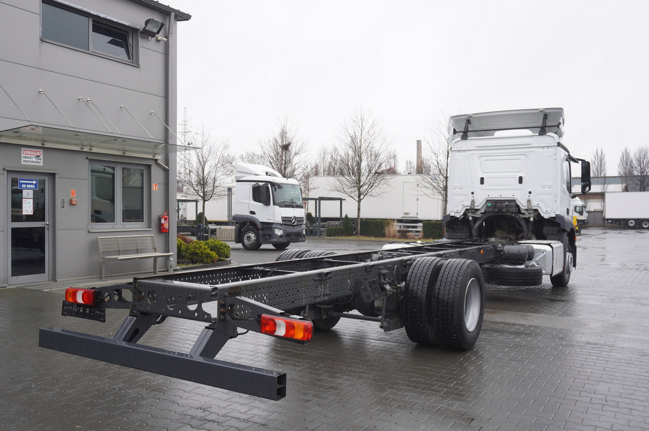 MERCEDES-BENZ Actros 1824 / 9.1 m chassis / ADR AT / sleeping cabin - Šasija kravas automašīna: foto 3 MERCEDES-BENZ Actros 1824 / 9.1 m chassis / ADR AT / sleeping cabin - Šasija kravas automašīna: foto 3