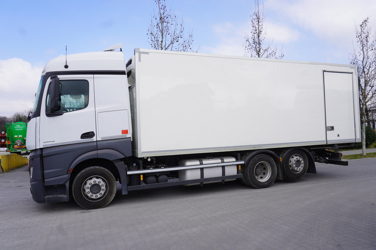 MERCEDES-BENZ Actros 2542 / GIGA cabin / Thermoking 1000R - Kravas automašīna refrižerators: foto 2 MERCEDES-BENZ Actros 2542 / GIGA cabin / Thermoking 1000R - Kravas automašīna refrižerators: foto 2