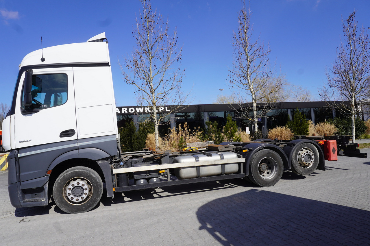 MERCEDES-BENZ Actros 2543 / BDF / Retarder / sleeping cabin - Konteineru vedējs/ Kravas automašīna ar noņemamā virsbūve: foto 3 MERCEDES-BENZ Actros 2543 / BDF / Retarder / sleeping cabin - Konteineru vedējs/ Kravas automašīna ar noņemamā virsbūve: foto 3