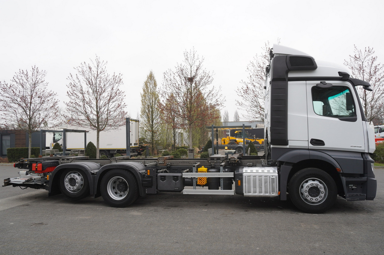 MERCEDES-BENZ Actros 2545 6×2 MP5 / ADR AT - Konteineru vedējs/ Kravas automašīna ar noņemamā virsbūve: foto 2 MERCEDES-BENZ Actros 2545 6×2 MP5 / ADR AT - Konteineru vedējs/ Kravas automašīna ar noņemamā virsbūve: foto 2