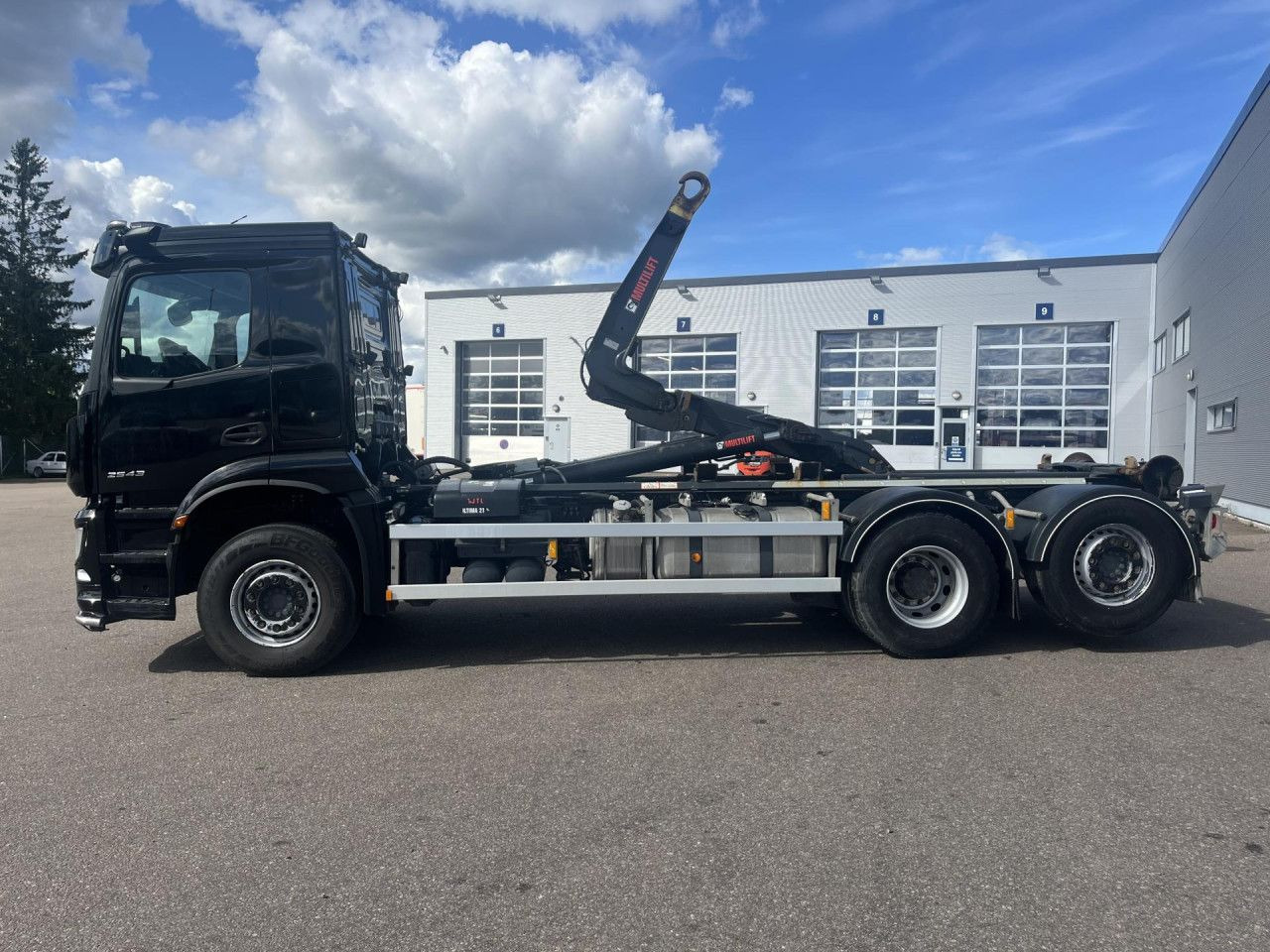 MERCEDES-BENZ Arocs 2543 6x2*4 / 21t Hooklift HIAB ULT21Z56 / 2022 - Pacēlājs ar āķi: foto 1 MERCEDES-BENZ Arocs 2543 6x2*4 / 21t Hooklift HIAB ULT21Z56 / 2022 - Pacēlājs ar āķi: foto 1