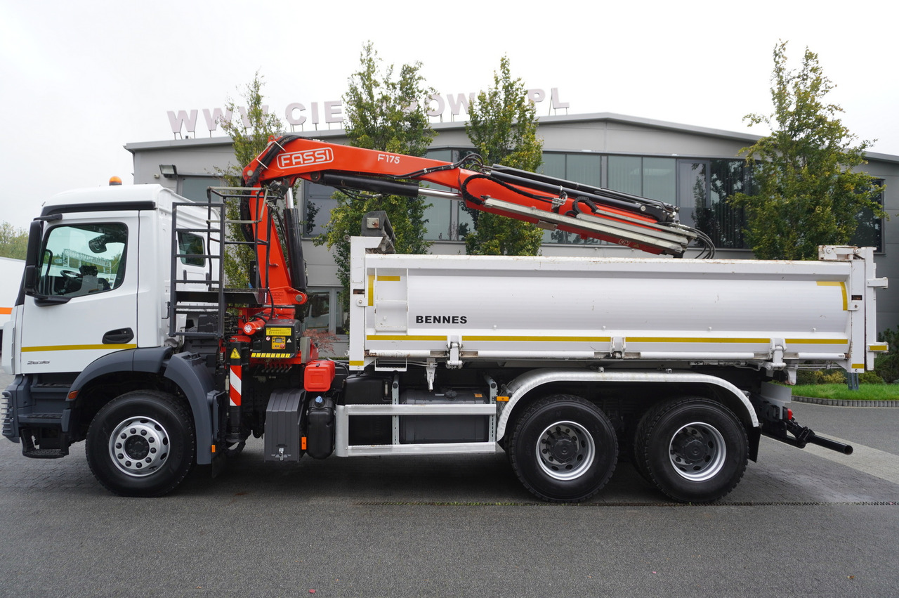 MERCEDES-BENZ Arocs 2636 6x4 / Fassi F175 / 7.7 t / 10 m / 2-side tipper / Bortmatic - Kravas automašīna pašizgāzējs, Kravas auto ar manipulatoru: foto 3 MERCEDES-BENZ Arocs 2636 6x4 / Fassi F175 / 7.7 t / 10 m / 2-side tipper / Bortmatic - Kravas automašīna pašizgāzējs, Kravas auto ar manipulatoru: foto 3