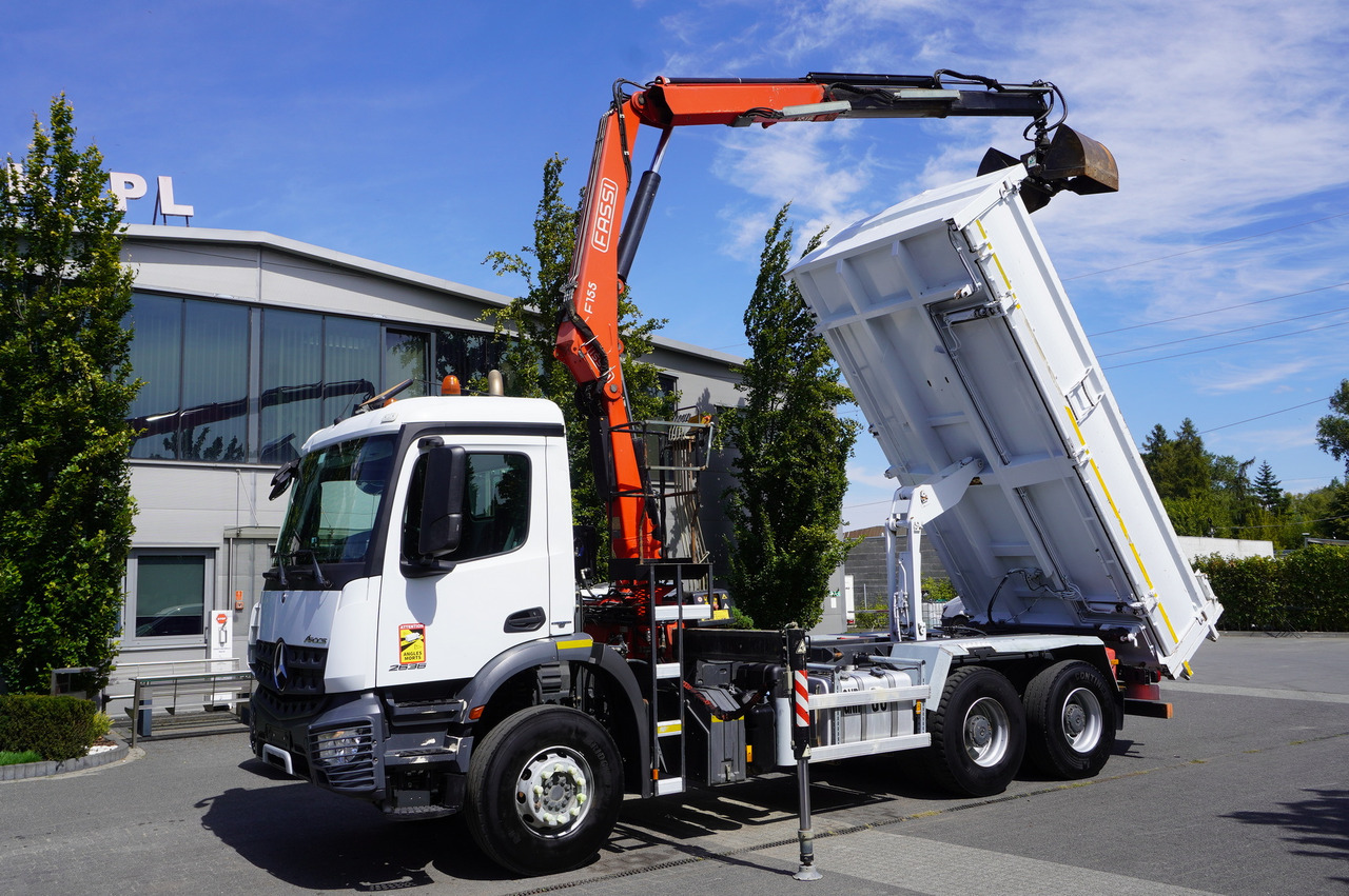 MERCEDES-BENZ Arocs 2636 / 6x4 / HDS Fassi / 3-Way Tipper / Bortmatic - Kravas auto ar manipulatoru: foto 1 MERCEDES-BENZ Arocs 2636 / 6x4 / HDS Fassi / 3-Way Tipper / Bortmatic - Kravas auto ar manipulatoru: foto 1