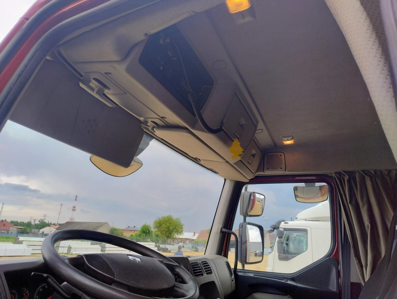RENAULT Midlum 300 / Curtain 18 EPAL / Sleeping cab - Kravas automašīna ar tentu: foto 5 RENAULT Midlum 300 / Curtain 18 EPAL / Sleeping cab - Kravas automašīna ar tentu: foto 5