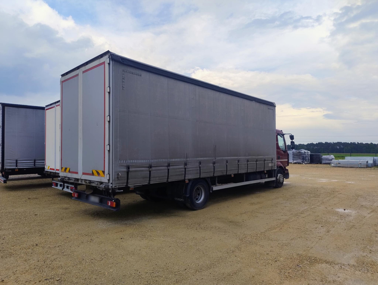 RENAULT Midlum 300 / Curtain 18 EPAL / Sleeping cab - Kravas automašīna ar tentu: foto 3 RENAULT Midlum 300 / Curtain 18 EPAL / Sleeping cab - Kravas automašīna ar tentu: foto 3