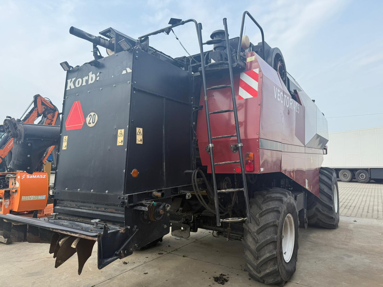 ROSTSELMASH VECTOR 425 RSM-101 grain harvester + Header 5 m + rapeseed harvesting extension / 2300 MTH - Labības kombains: foto 3 ROSTSELMASH VECTOR 425 RSM-101 grain harvester + Header 5 m + rapeseed harvesting extension / 2300 MTH - Labības kombains: foto 3