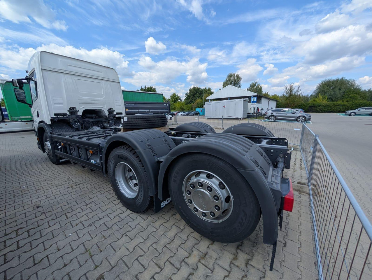 SCANIA P 340 B6x2*4NA / chassis frame / steering axle / CNG / large cab / 8 units - Šasija kravas automašīna: foto 3 SCANIA P 340 B6x2*4NA / chassis frame / steering axle / CNG / large cab / 8 units - Šasija kravas automašīna: foto 3