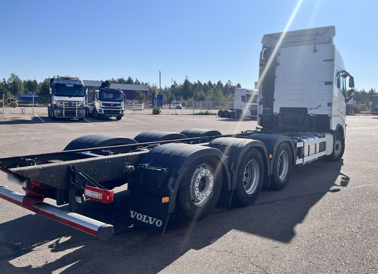 VOLVO FH 650 8x4 / Truck chassis / Sleeper cab - Kravas auto ar manipulatoru: foto 3 VOLVO FH 650 8x4 / Truck chassis / Sleeper cab - Kravas auto ar manipulatoru: foto 3