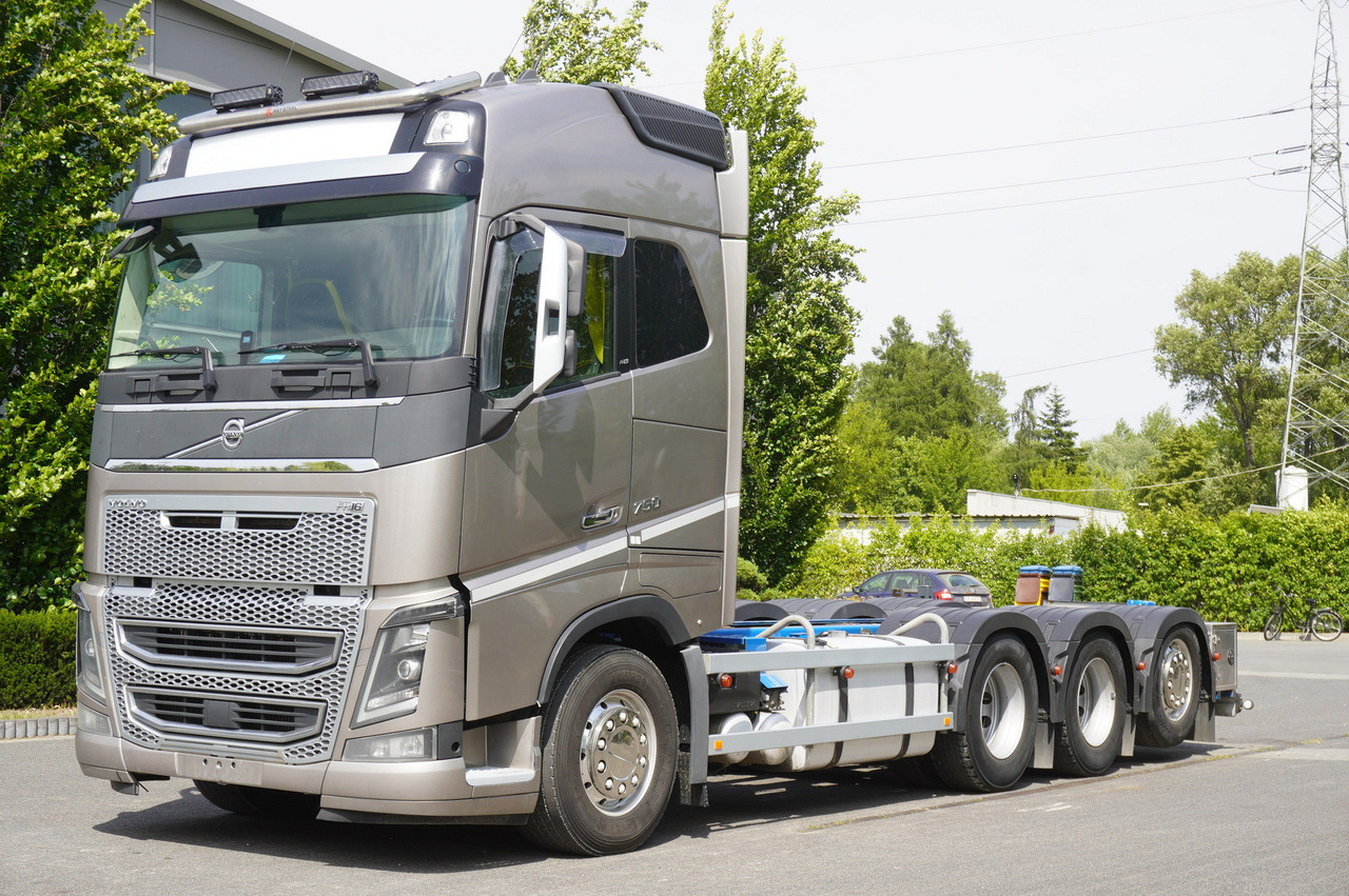 VOLVO Volvo FH16 750 8x4x4 / 750 HP! / Frame 685 cm / Steered 4th axle - Kravas auto ar manipulatoru: foto 2 VOLVO Volvo FH16 750 8x4x4 / 750 HP! / Frame 685 cm / Steered 4th axle - Kravas auto ar manipulatoru: foto 2