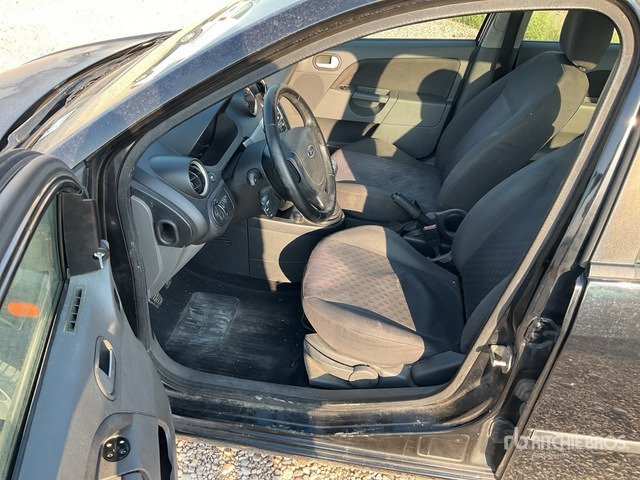 Vieglā automašīna 2002 Ford Fiesta Automobile: foto 6