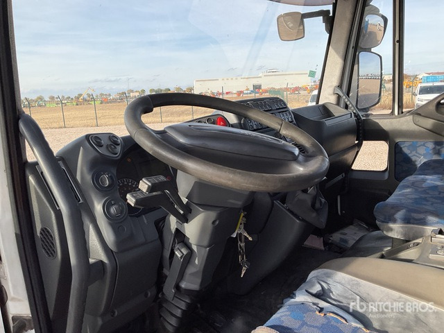 Bortu kravas automašīna/ Platforma, Kravas auto ar manipulatoru 2008 Iveco Eurocargo 120E22 2005 Palfinger PK7501 Articulat ... Flatbed Truck with Crane: foto 6