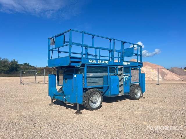 2001 Genie GS4390 4x4 Nacelle Ciseaux Scissor Lift - Šķērveida pacēlājs: foto 1 2001 Genie GS4390 4x4 Nacelle Ciseaux Scissor Lift - Šķērveida pacēlājs: foto 1