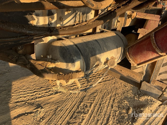 1999 Mack MR688S 1999 Schwing 32/28 XL 32 m on 6x4 Concrete Pump Truck - Betona sūknis: foto 4 1999 Mack MR688S 1999 Schwing 32/28 XL 32 m on 6x4 Concrete Pump Truck - Betona sūknis: foto 4