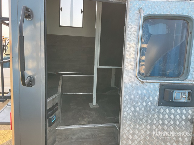 2008 Ford F-350 4x2 Horse Transporting Truck :Misc. Truck - Zirgu kravas automašīna: foto 5 2008 Ford F-350 4x2 Horse Transporting Truck :Misc. Truck - Zirgu kravas automašīna: foto 5