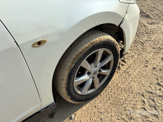 2009 Nissan Tilda Automobile - Vieglā automašīna: foto 4 2009 Nissan Tilda Automobile - Vieglā automašīna: foto 4