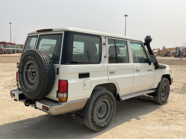 2011 Toyota Land Cruiser LX 76R 4x4 SUV - SUV: foto 3 2011 Toyota Land Cruiser LX 76R 4x4 SUV - SUV: foto 3