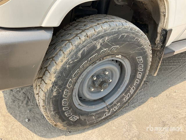 2011 Toyota Land Cruiser LX 76R 4x4 SUV - SUV: foto 5 2011 Toyota Land Cruiser LX 76R 4x4 SUV - SUV: foto 5