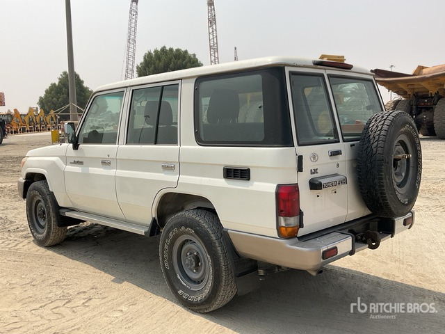 2011 Toyota Land Cruiser LX 76R 4x4 SUV - SUV: foto 4 2011 Toyota Land Cruiser LX 76R 4x4 SUV - SUV: foto 4