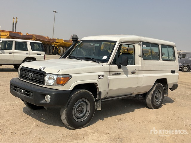 2013 Toyota Land Cruiser 78L 4x4 SUV - SUV: foto 1 2013 Toyota Land Cruiser 78L 4x4 SUV - SUV: foto 1
