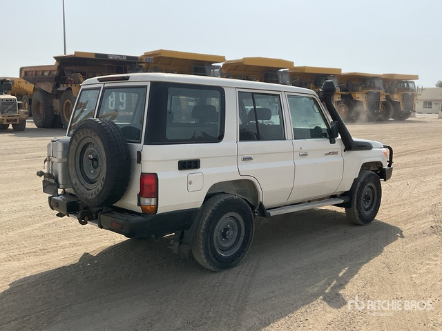 2021 Toyota Land Cruiser 76L 4x4 SUV - SUV: foto 4 2021 Toyota Land Cruiser 76L 4x4 SUV - SUV: foto 4