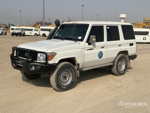2021 Toyota Land Cruiser 76L 4x4 SUV - SUV: foto 2 2021 Toyota Land Cruiser 76L 4x4 SUV - SUV: foto 2