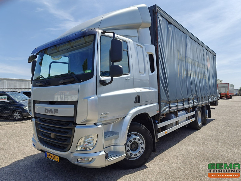 DAF CF 400 FAN 6x2/4 SpaceCab Euro6A - Schuifzeilenbak 7.7m + Laadklep 2000kg - HH Vloer - AanhangerKoppeling - Kravas automašīna ar tentu: foto 1 DAF CF 400 FAN 6x2/4 SpaceCab Euro6A - Schuifzeilenbak 7.7m + Laadklep 2000kg - HH Vloer - AanhangerKoppeling - Kravas automašīna ar tentu: foto 1