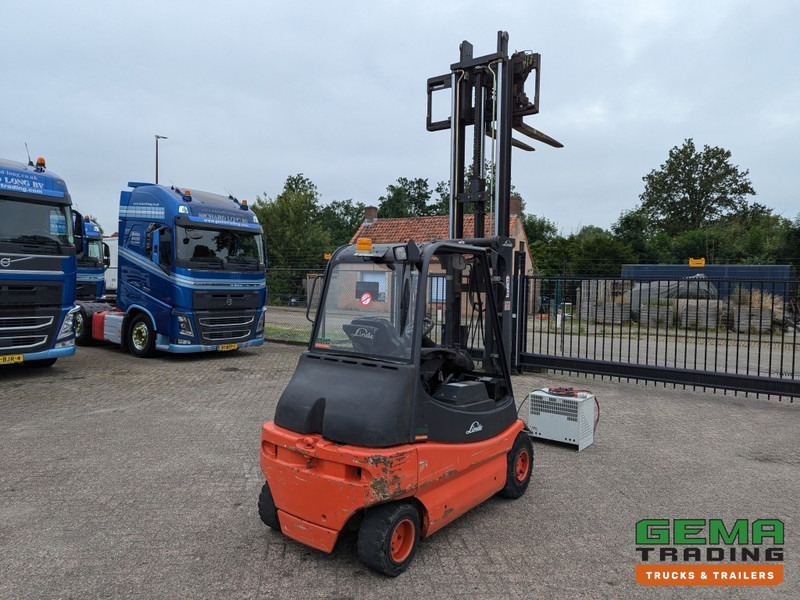 Linde E30 02 - 4058 uur - Duplex Mast - Volrubber Banden - Eurotron 80V-80A Oplader (M34) - Elektroiekrāvējs: foto 3 Linde E30 02 - 4058 uur - Duplex Mast - Volrubber Banden - Eurotron 80V-80A Oplader (M34) - Elektroiekrāvējs: foto 3