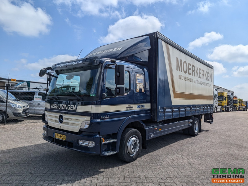 Mercedes-Benz ATEGO 1222 L 4x2 Slaapcab Euro5 - Standkachel - Schuifzeilen/Gesloten Bak 6.5m + laadklep 1500kg - Kravas automašīna ar tentu: foto 1 Mercedes-Benz ATEGO 1222 L 4x2 Slaapcab Euro5 - Standkachel - Schuifzeilen/Gesloten Bak 6.5m + laadklep 1500kg - Kravas automašīna ar tentu: foto 1